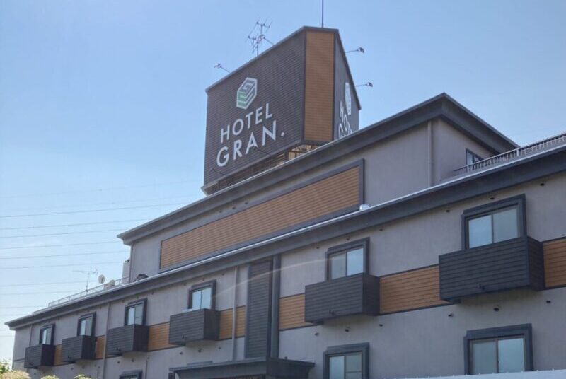 埼玉県川口市にあるホテル看板、外壁照明のライトアップが綺麗です。屋内外サイン（アクリルやシート切文字・案内板・内照式サインなど）全て製作取付しました。