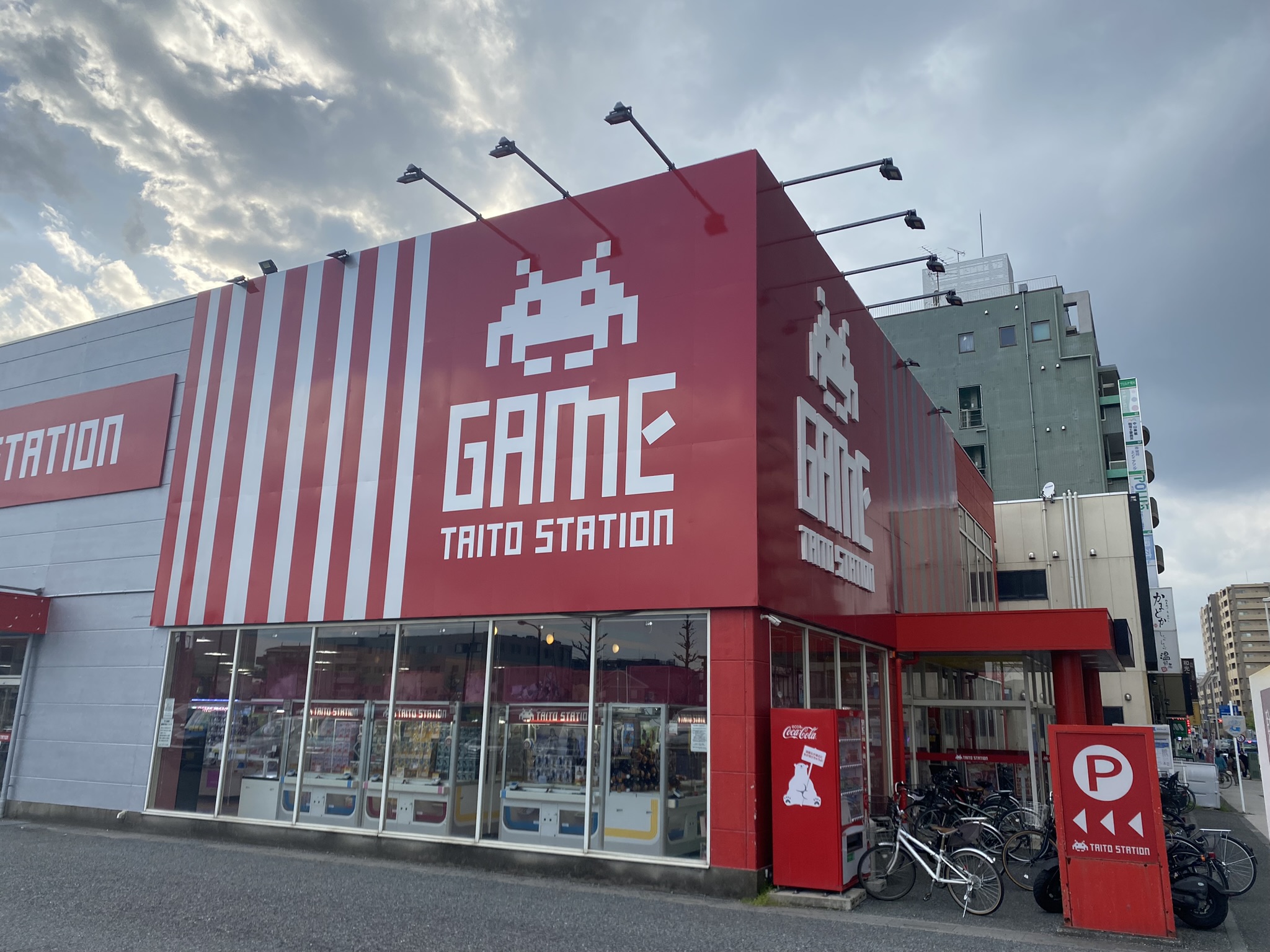 外照式大型壁面看板　アルミ複合にシート貼り