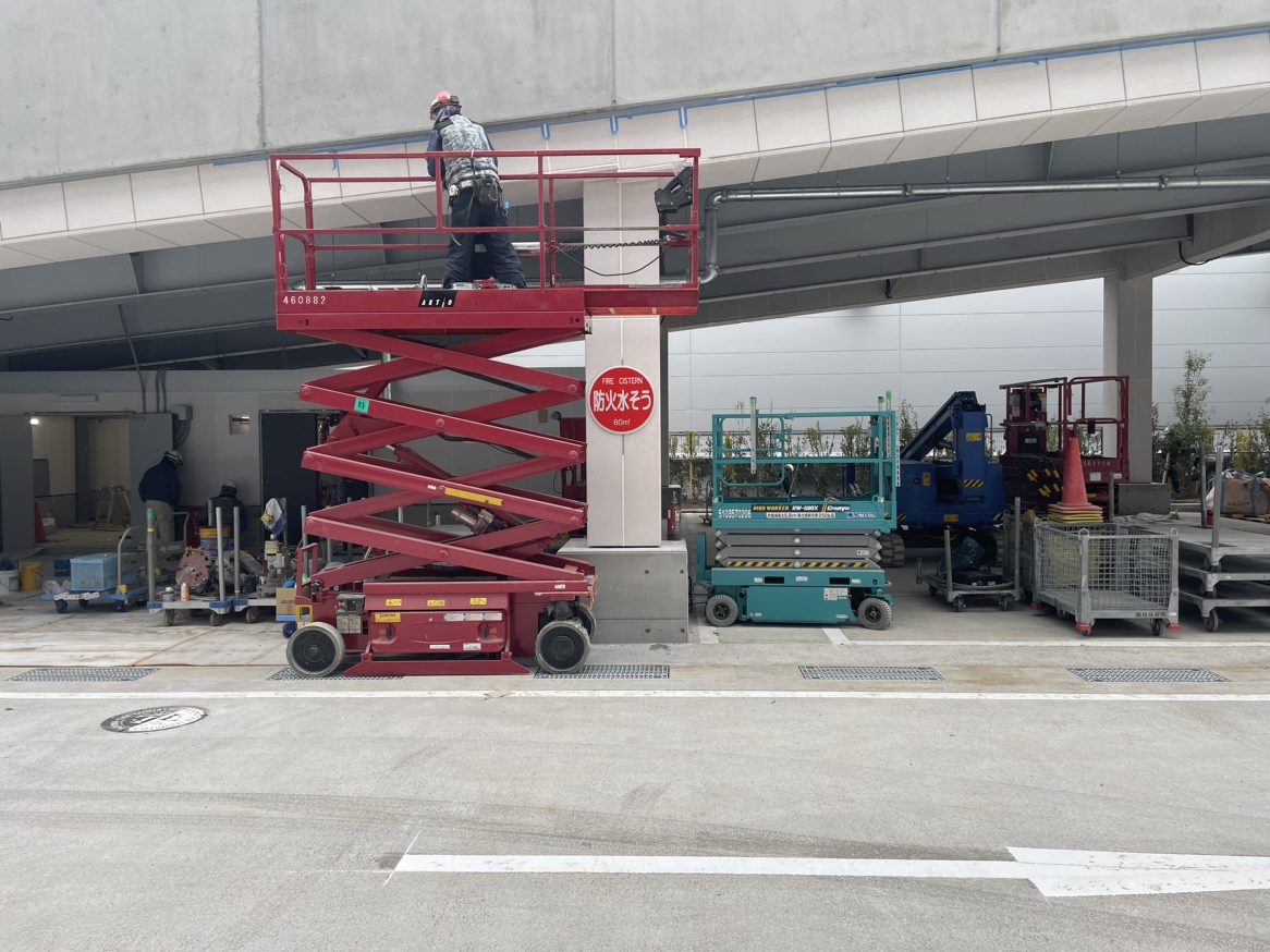 リフトと呼ばれる事もある高所作業車で、高い場所の作業も安心です。