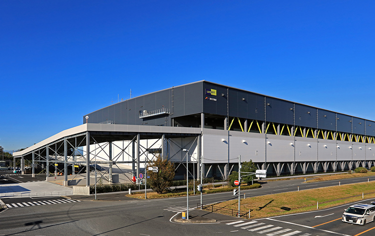 屋外には大型・中型の看板を！屋内にはステンレス製や塩ビシートのサインを多数、製作&施工しました。in大型物流倉庫