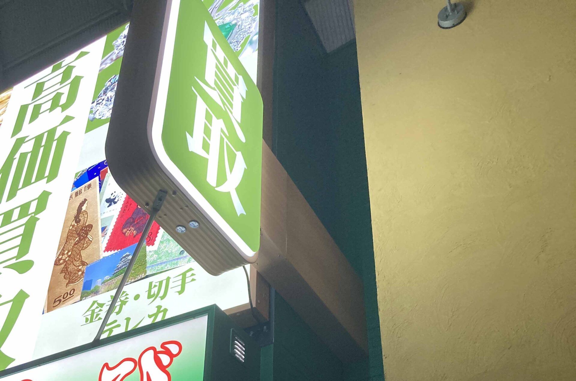 通りから見た時に目立つように、架台でしっかり持ち出します。