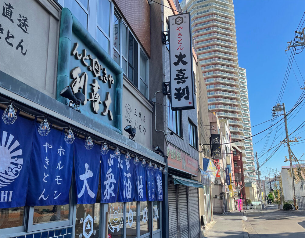 駅近のこちらの店舗。袖看板で行きかう人の視線をしっかり集めます。