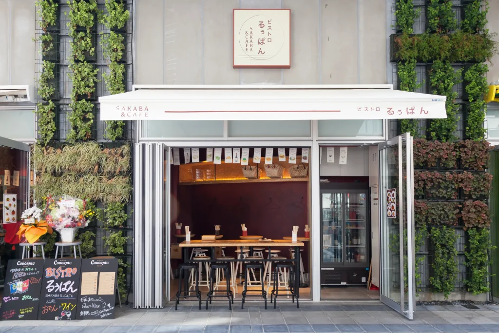 オシャレな小さな白いお店の店舗写真