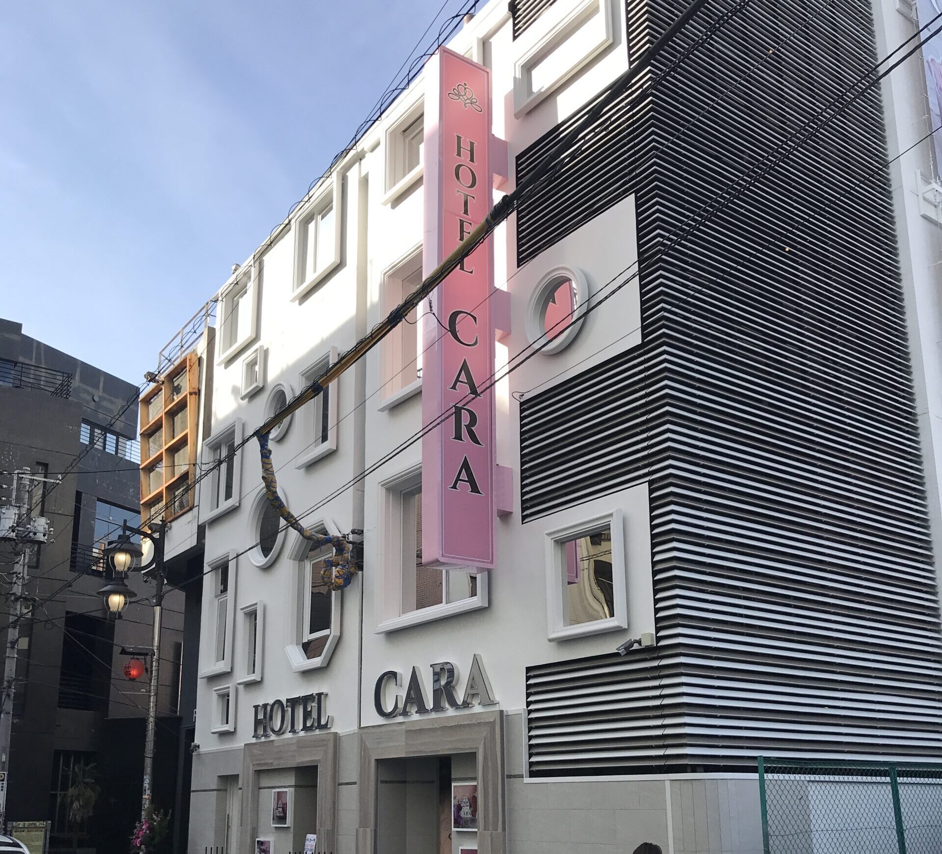 ホテルのコンセプトを表現した袖看板
