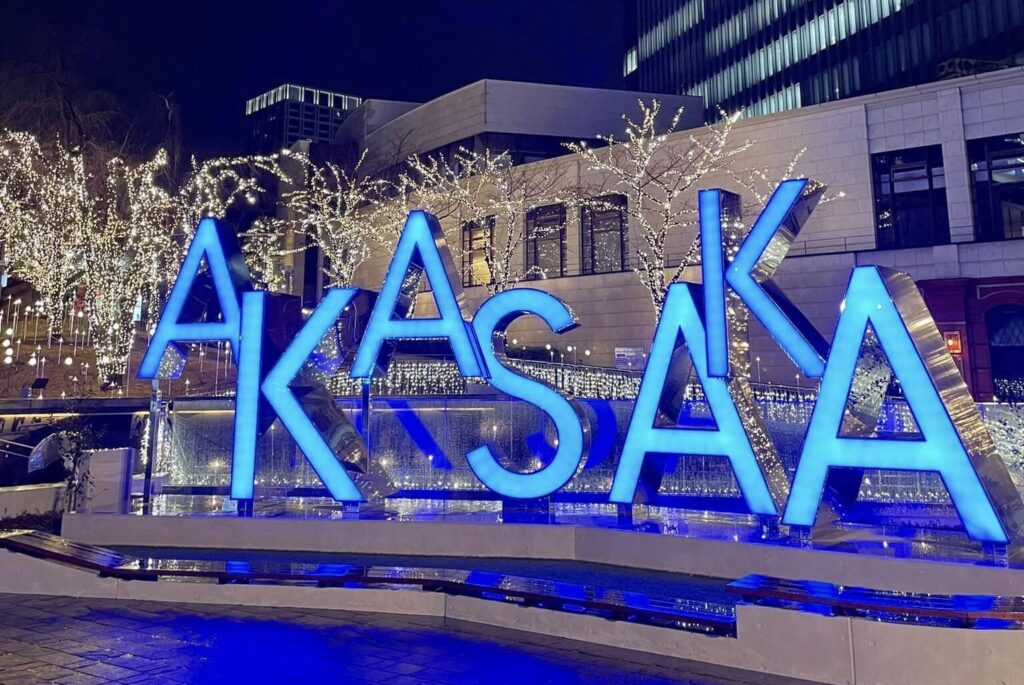 赤坂に設置している光る文字のモニュメント写真