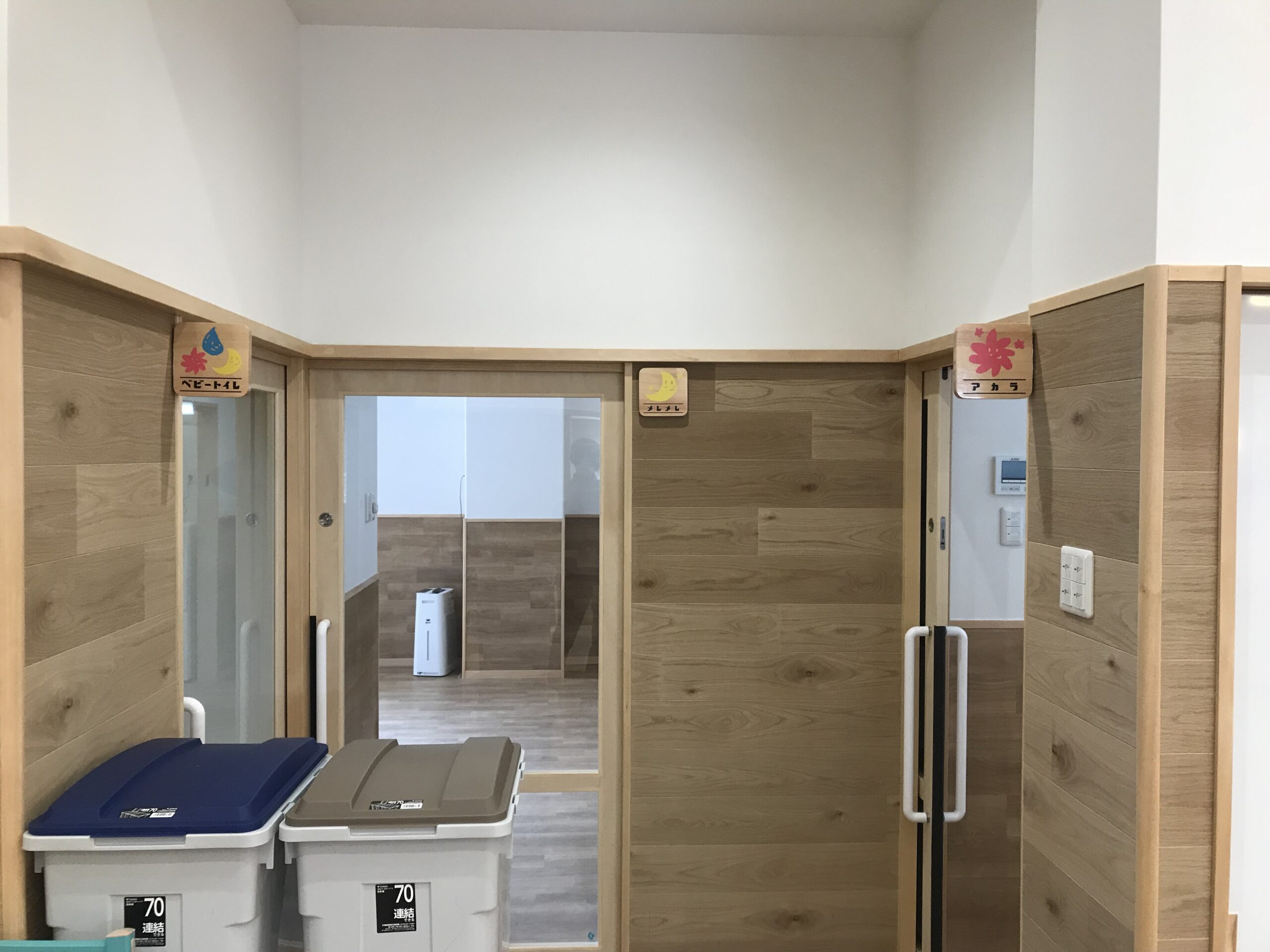角を丸く加工する事や木という素材で、温かみを表現した突出しサイン
