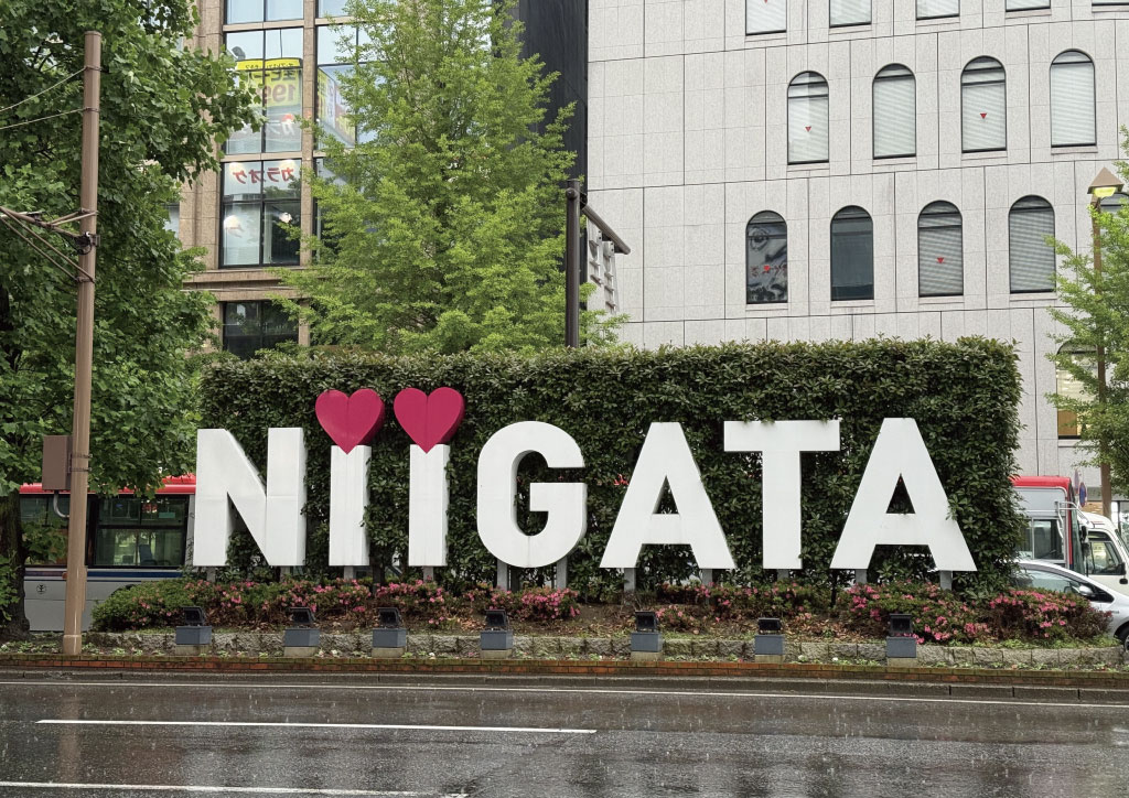 街の景色に溶け込みながら存在感を放つモニュメント文字の魅力